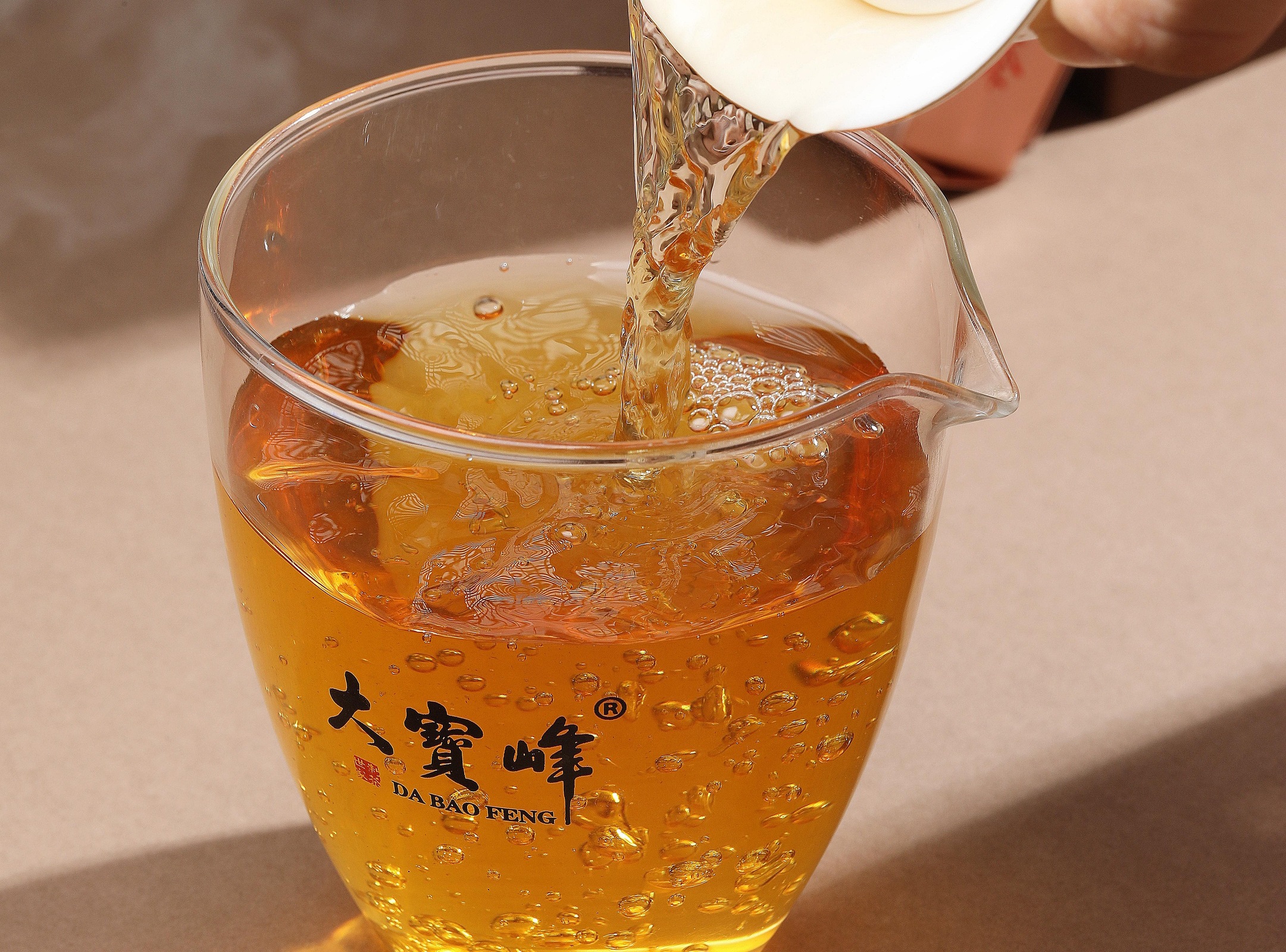 大宝峰茶汤从公道杯中倒出